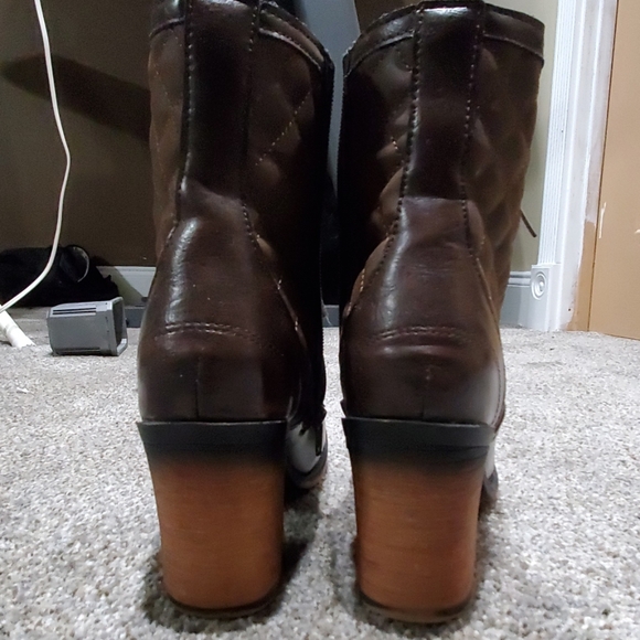 Women Boots - Picture 3 of 4